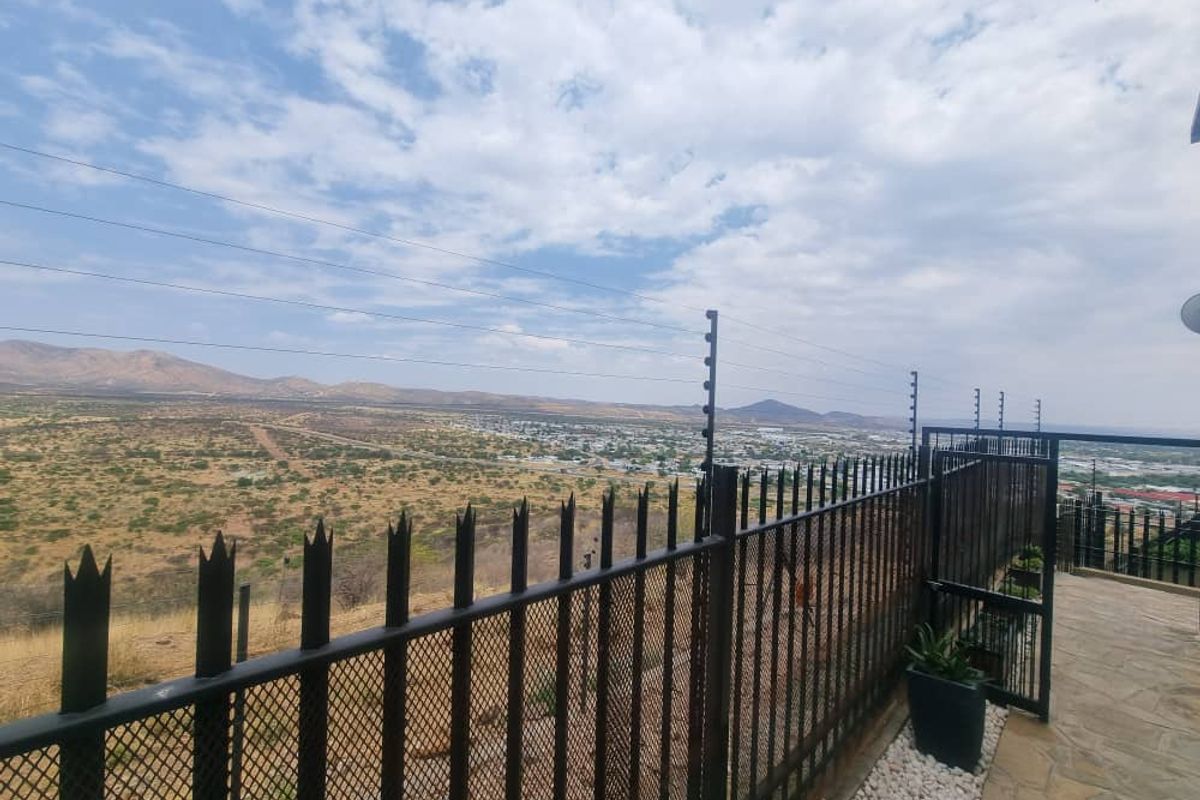 For Sale | Henning Village – Executive Family Home - Photo 3