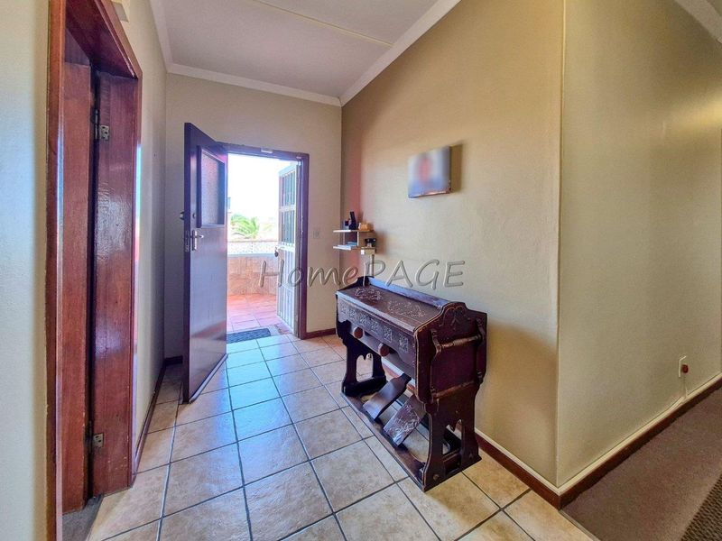 Central, Walvis Bay:  4 Bedr home with LOTS OF GARAGE SPACE is for sale - Photo 4