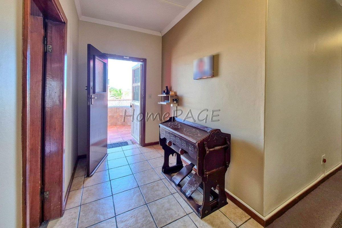 Central, Walvis Bay:  4 Bedr home with LOTS OF GARAGE SPACE is for sale - Photo 4