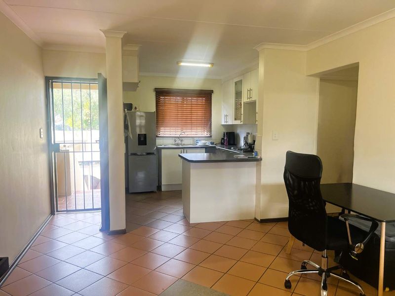 MacArthur Park Living – Neat Secure, Sunny & Move-In Ready - Photo 5