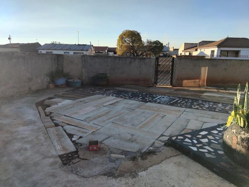 CORNER HOUSE IN VOSLOORUS - Photo 5