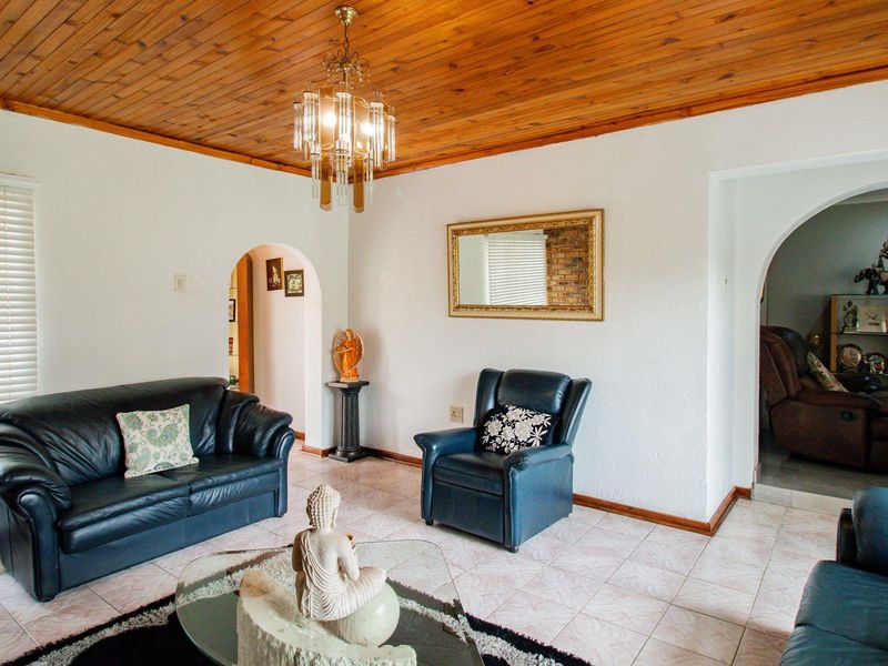 Cozy 4 Bedroom House For Sale. - Photo 4