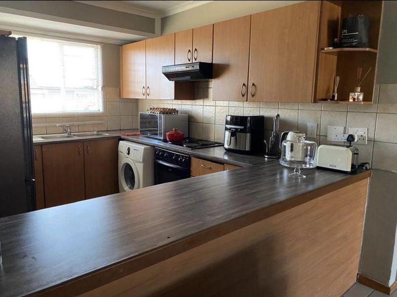 A Lovely 2 Bedroom Apartment for sale in Malachite Mews - Photo 7