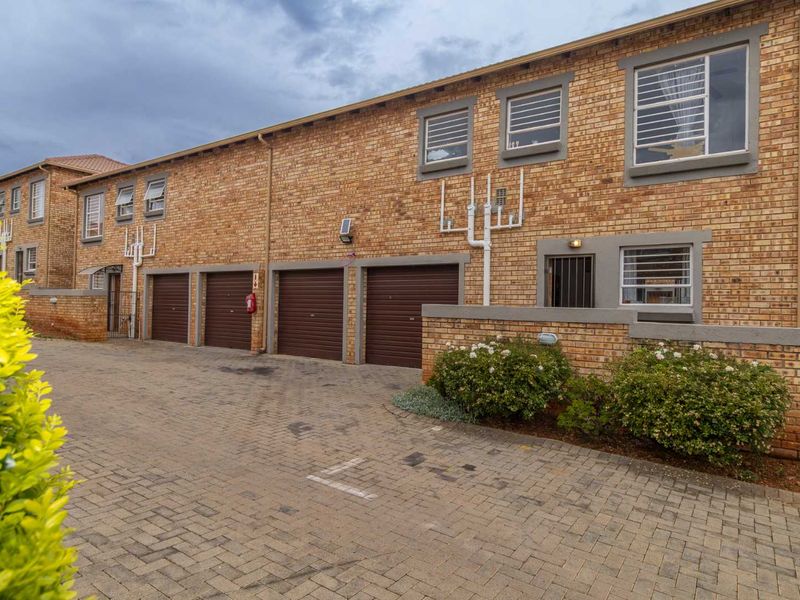 3 Bedroom House  for Sale in Wilgeheuwel - Photo 2