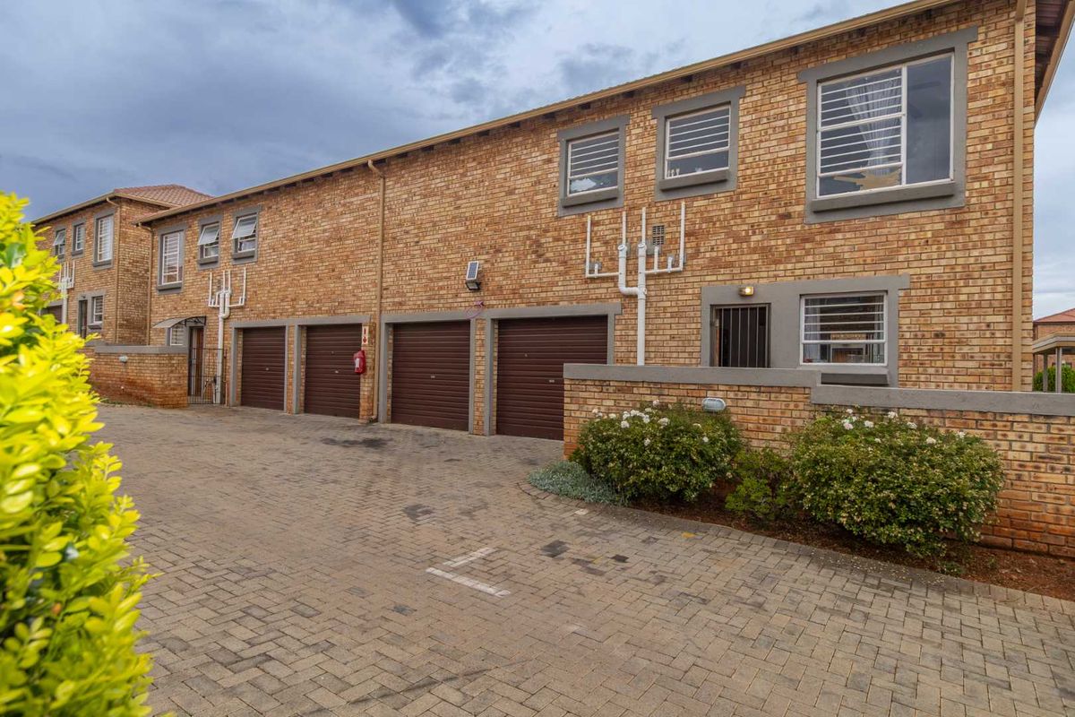 3 Bedroom House  for Sale in Wilgeheuwel - Photo 2