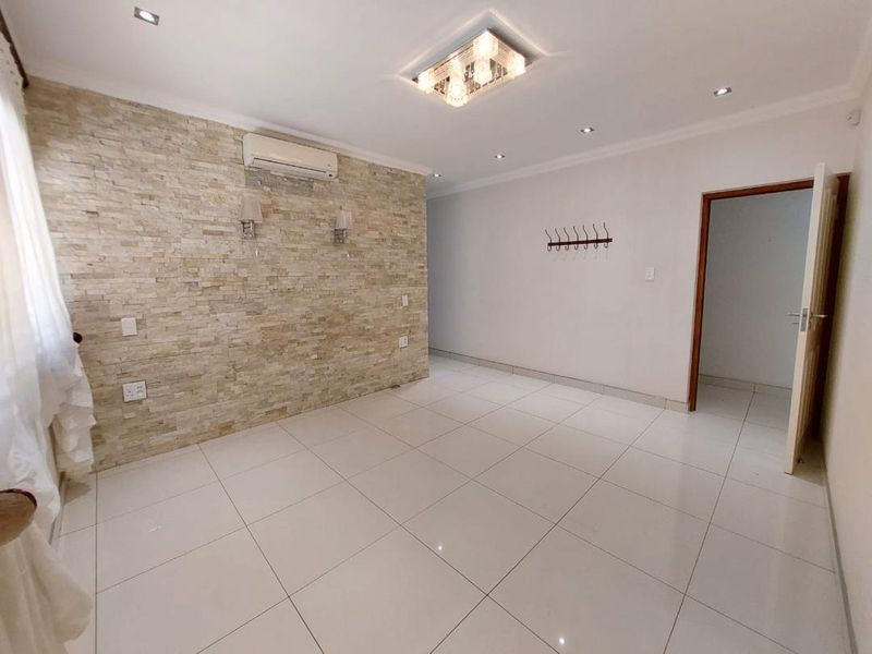 Family home with pool for rent - Photo 7