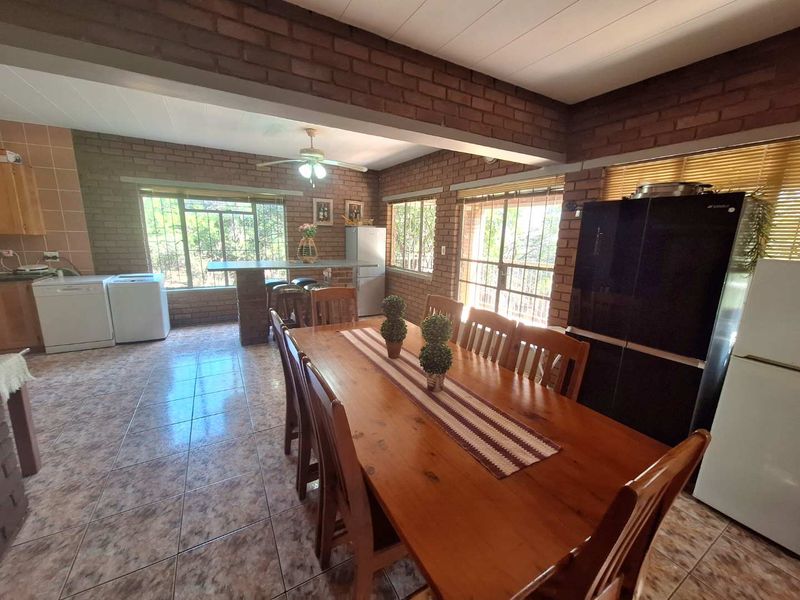 Spacious 4-bed Oasis with Stunning Mountain Views - Photo 6