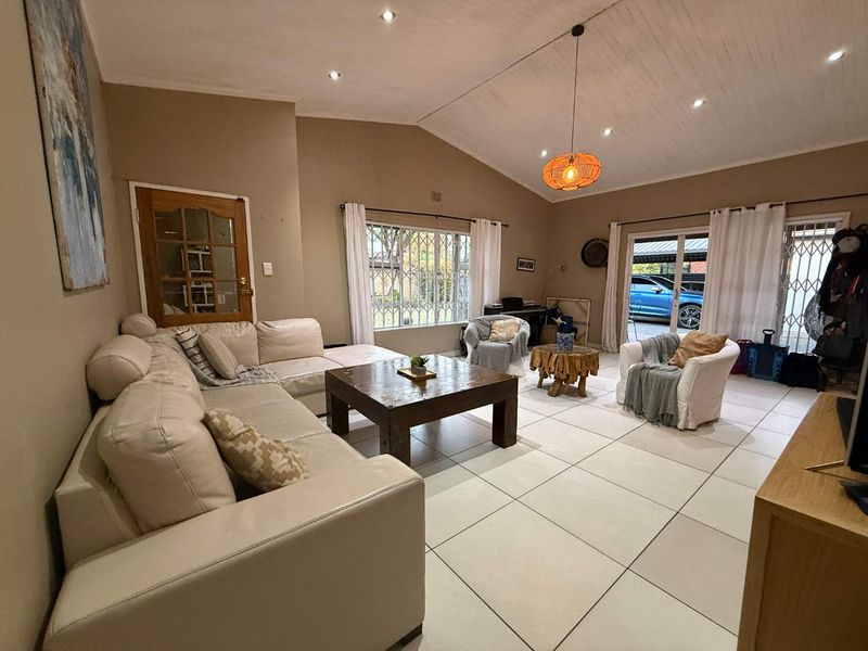 3 Bed, 2.5 bath family home in Queenswood Ext 2 - Photo 4