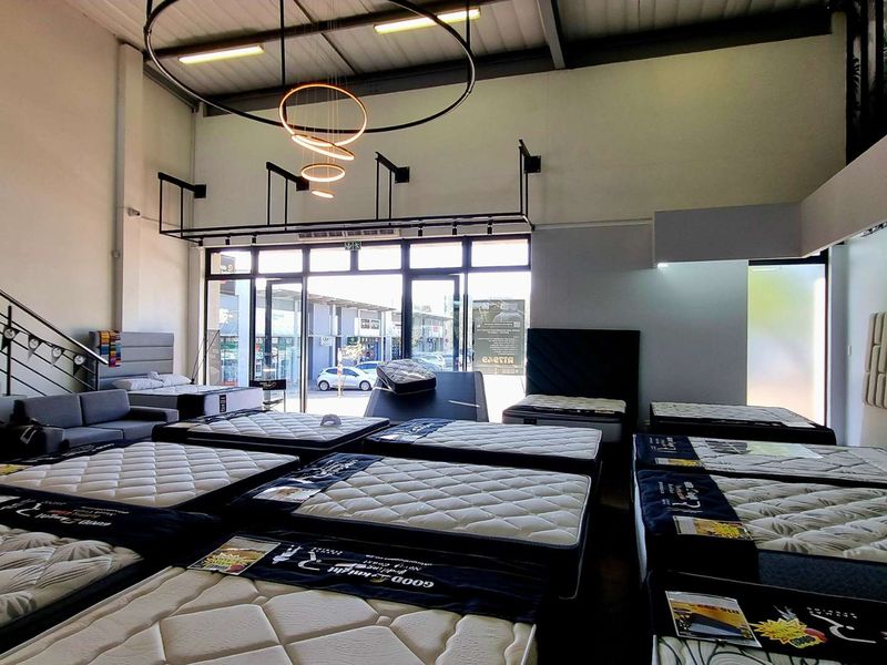 198m2 sectional title unit for sale in Umhlanga Ridge with double-volume frontage, office mezzanine, and 9 parking bays - Photo 3