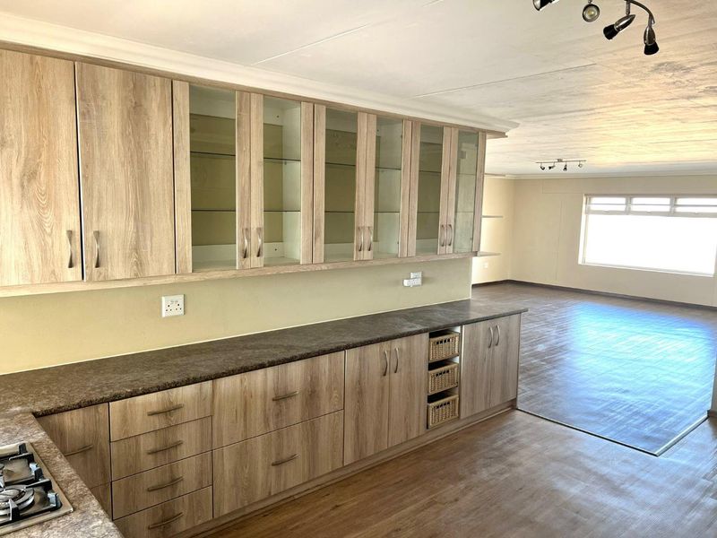 6 Bedroom House FOR SALE in River Plots, Swakopmund - Photo 2