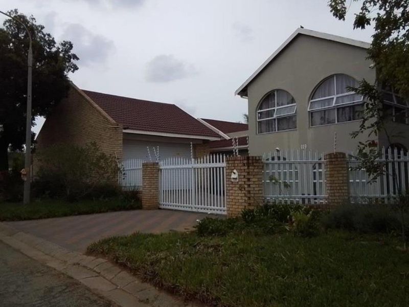 4 Bedroom House For Sale in Vanderbijlpark SE2 - Photo 2