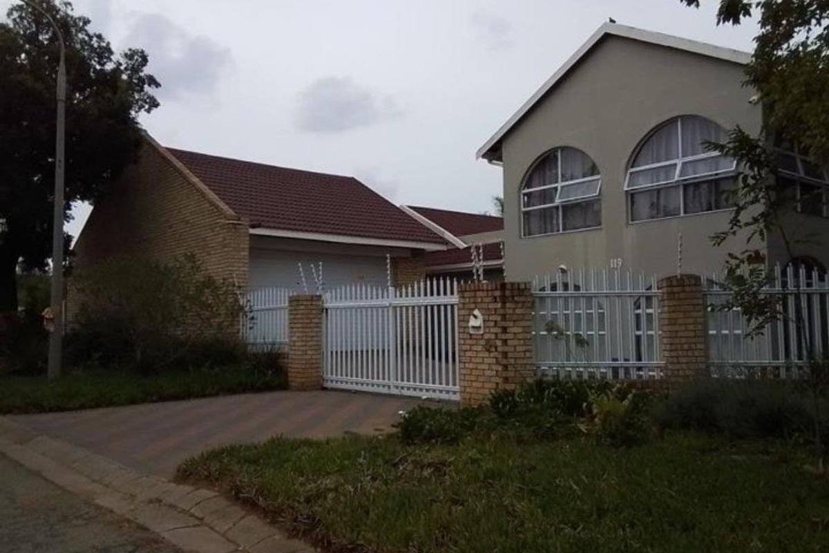 4 Bedroom House For Sale in Vanderbijlpark SE2 - Photo 2
