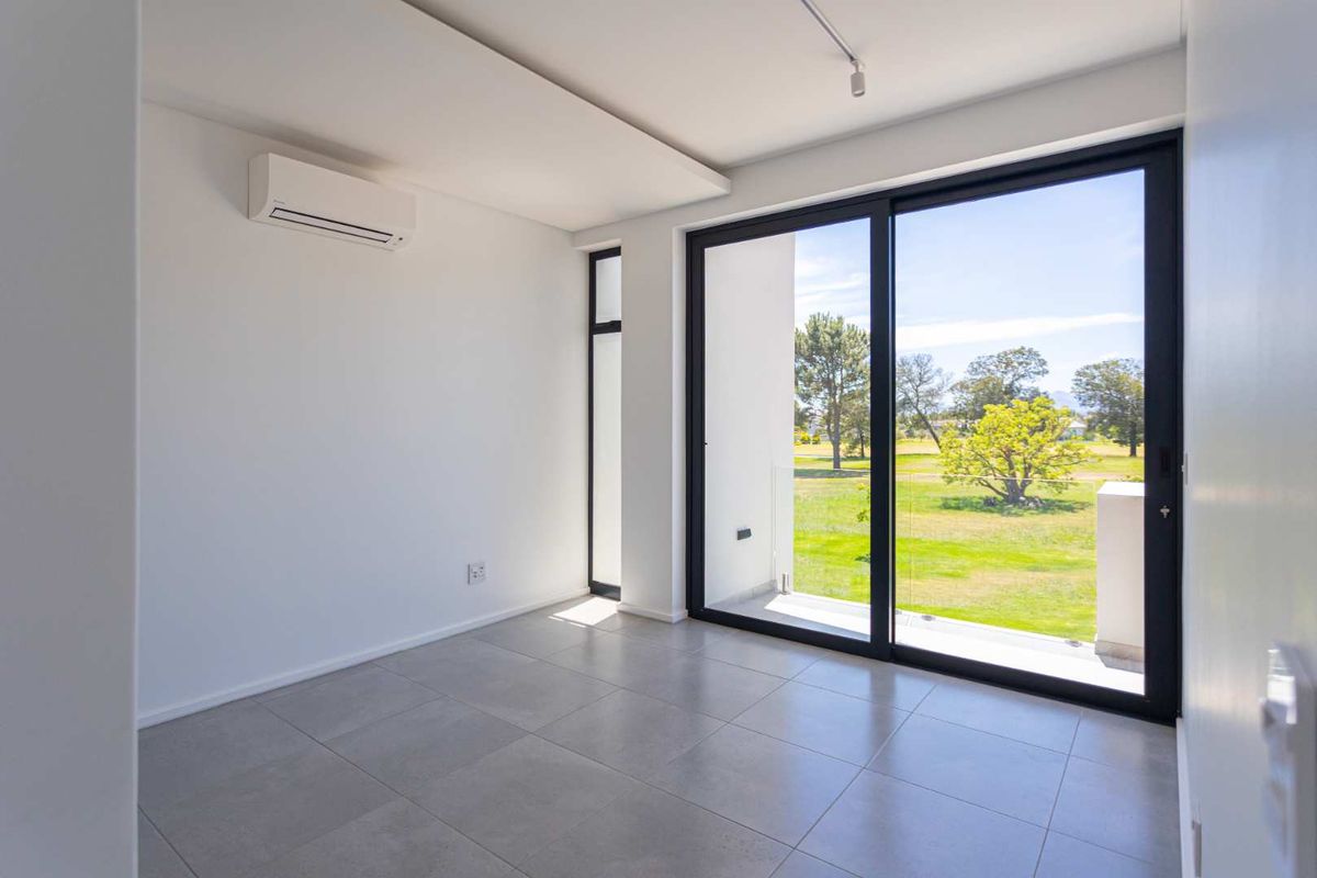 Two-bedroom apartment in the vibrant hub of Val de Vie Estate - Photo 4