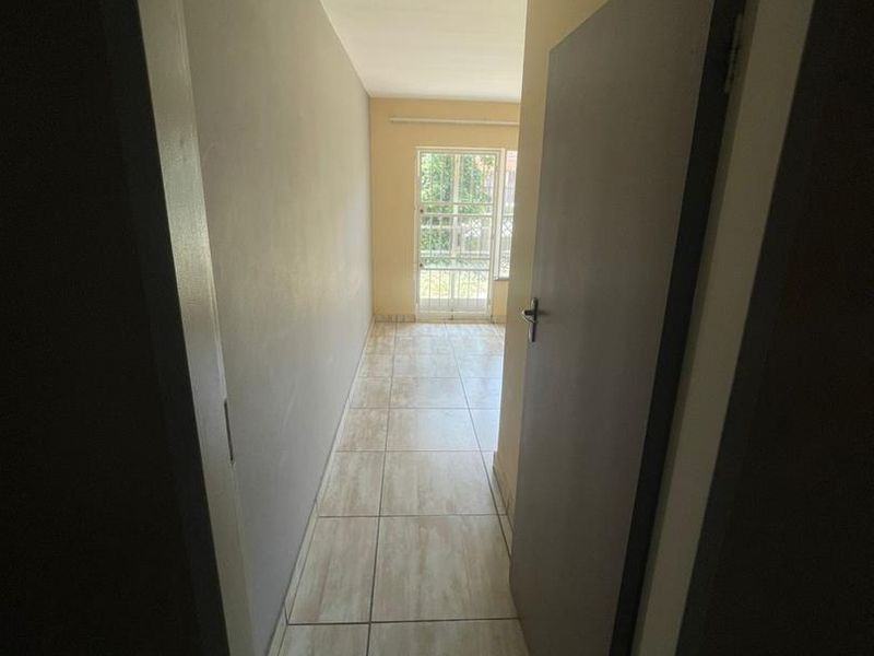 BACHELOR FLAT AVAILABLE IMMEDIATELY - Photo 2