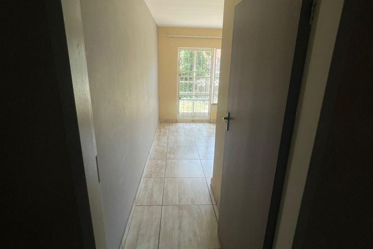 BACHELOR FLAT AVAILABLE IMMEDIATELY - Photo 2