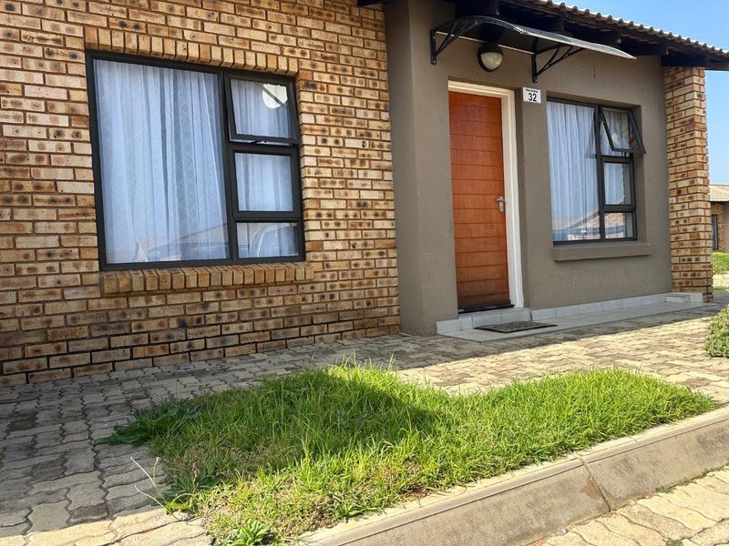 A Charming 2Bedroom Townhouse to Rent in Chessington Complex in Dawn Park - Photo 4