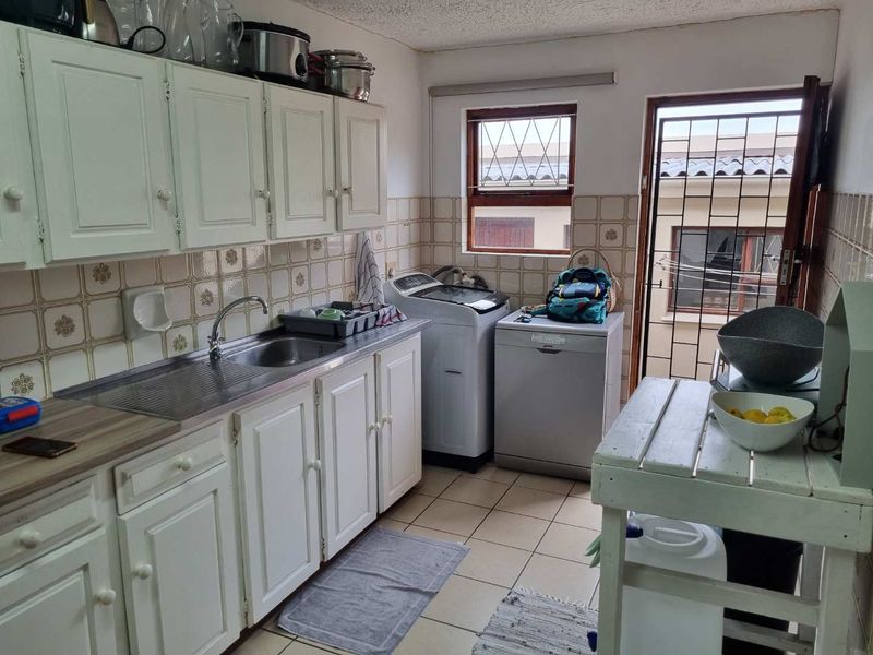 Well Positioned, Corner Apartment  In Beacon Bay - Photo 4