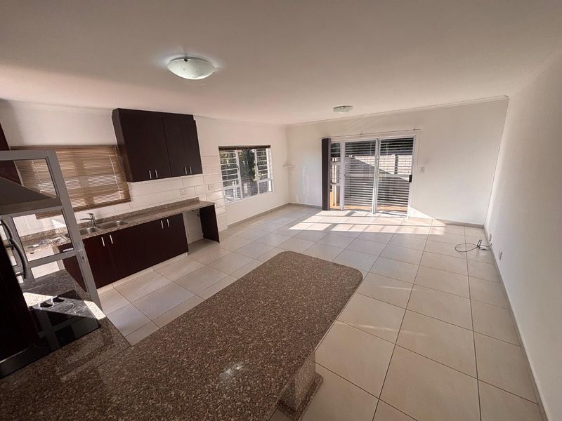 Modern 2-Bedroom, 2-Bathroom Townhouse To Rent in Upper Kloof - Photo 4