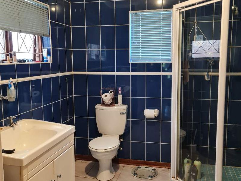 Perfect large family home situated in the heart of St Lucia. - Photo 10