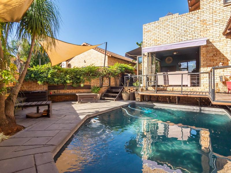 Magnificent entertainer's Paradise in a secure, scenic, and sophisticated complex - Photo 3