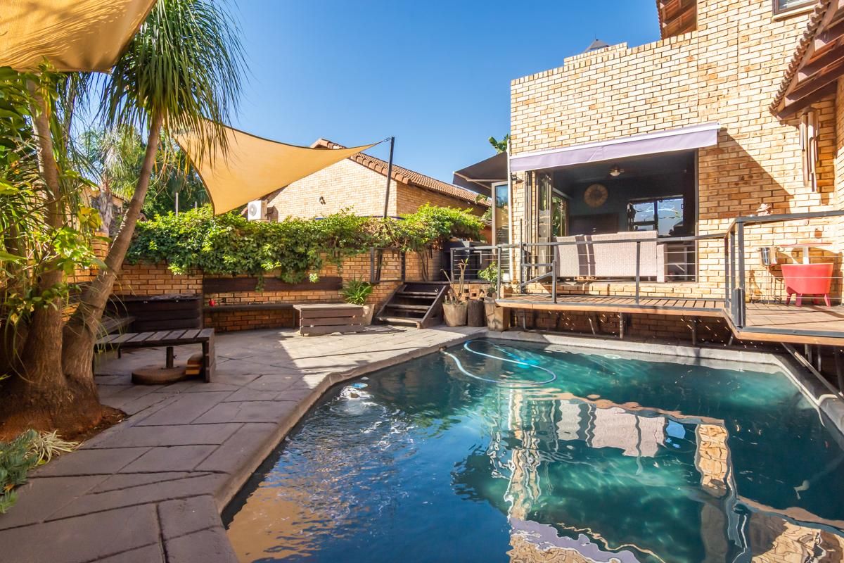 Magnificent entertainer's Paradise in a secure, scenic, and sophisticated complex - Photo 3
