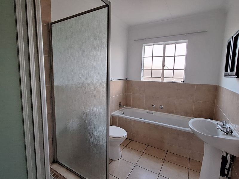Spacious 3-Bed Townhouse with Large Wrap-Around Garden in Secure Olivedale Complex - Photo 9
