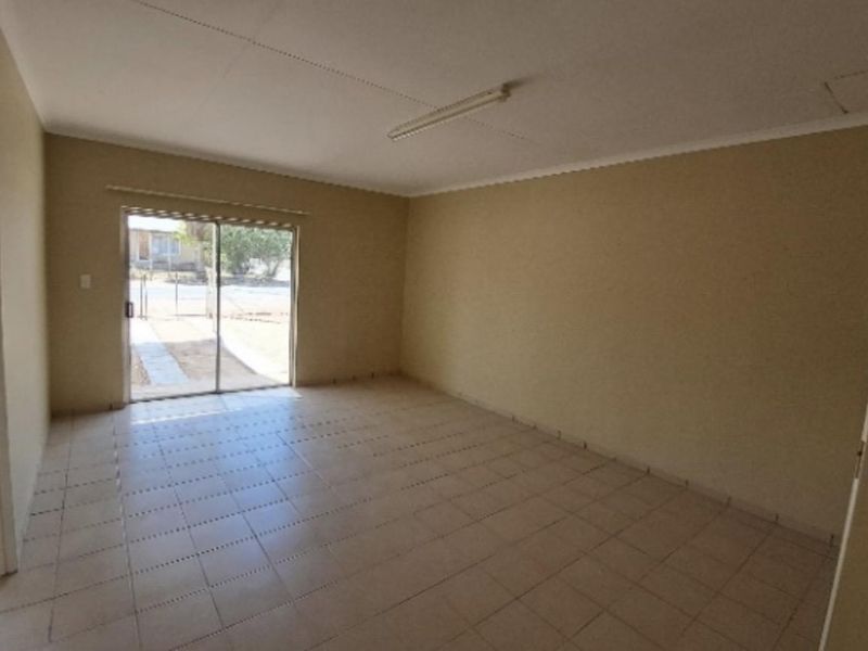 FOR SALE: 4 bedrooms house for sale in Gobabis, Extension 3, Selling price N$1,745 million cost excluded, Erf size 1573 m2 - Photo 6