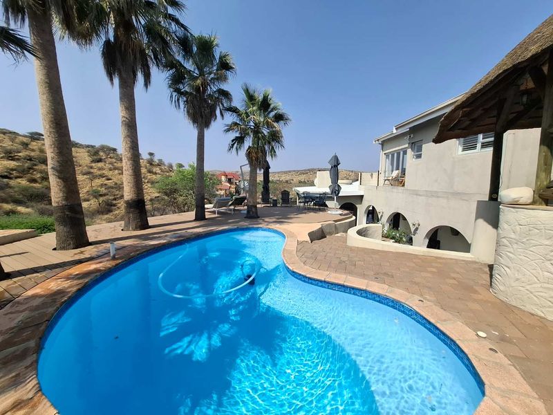 Exquisite, fully furnished, Family Home with Breathtaking Views - Photo 5