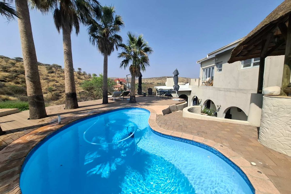 Exquisite, fully furnished, Family Home with Breathtaking Views - Photo 5