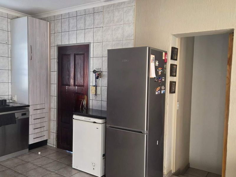 3 Bedroom Simplex for Sale in Verwoerdpark! - Photo 6