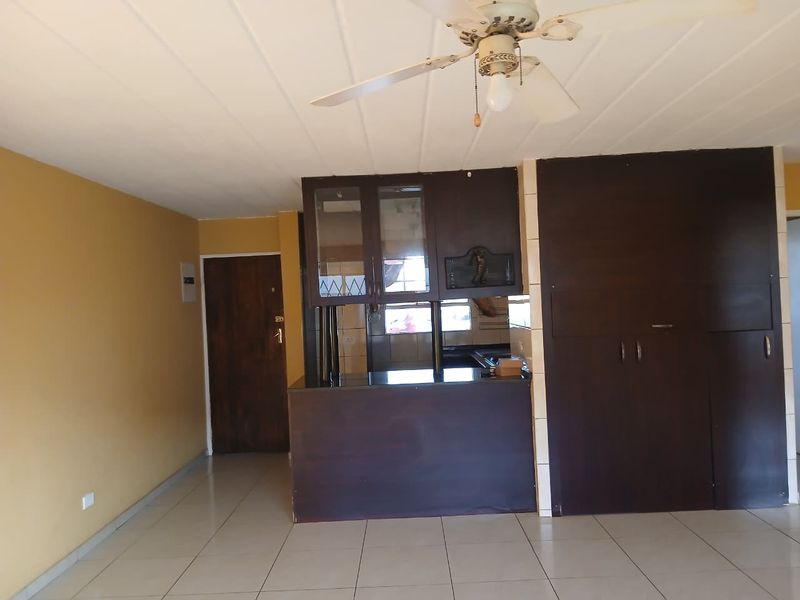 GROUND FLOOR UNIT... LOCK AND GO!!!! - Photo 3