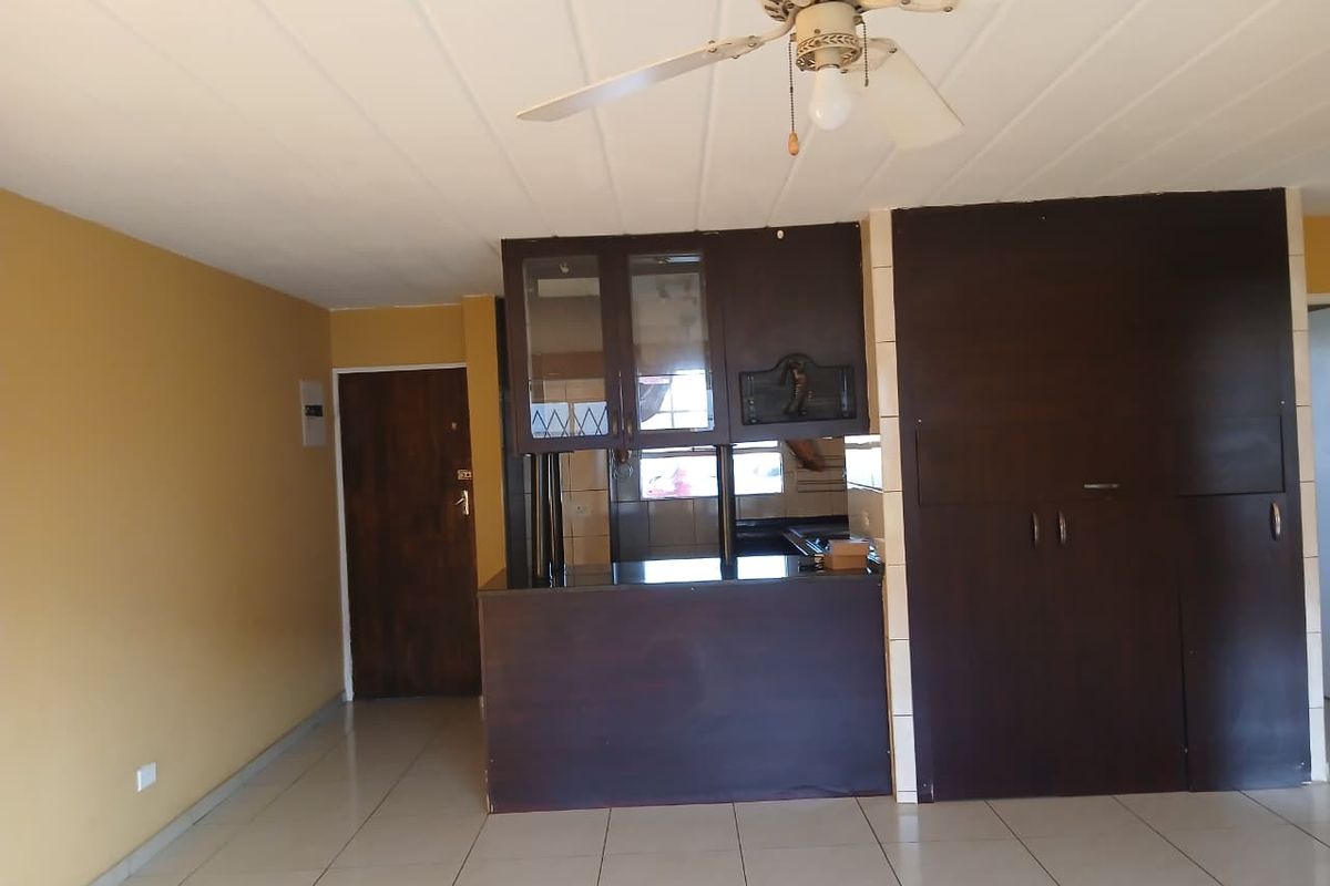 GROUND FLOOR UNIT... LOCK AND GO!!!! - Photo 3