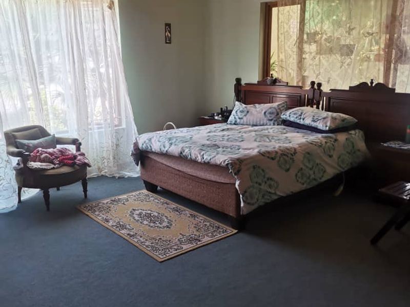 For sale - Hentiesbay "Spacious Serenity: 2-Bedroom House with Garden & Garages! - Photo 9