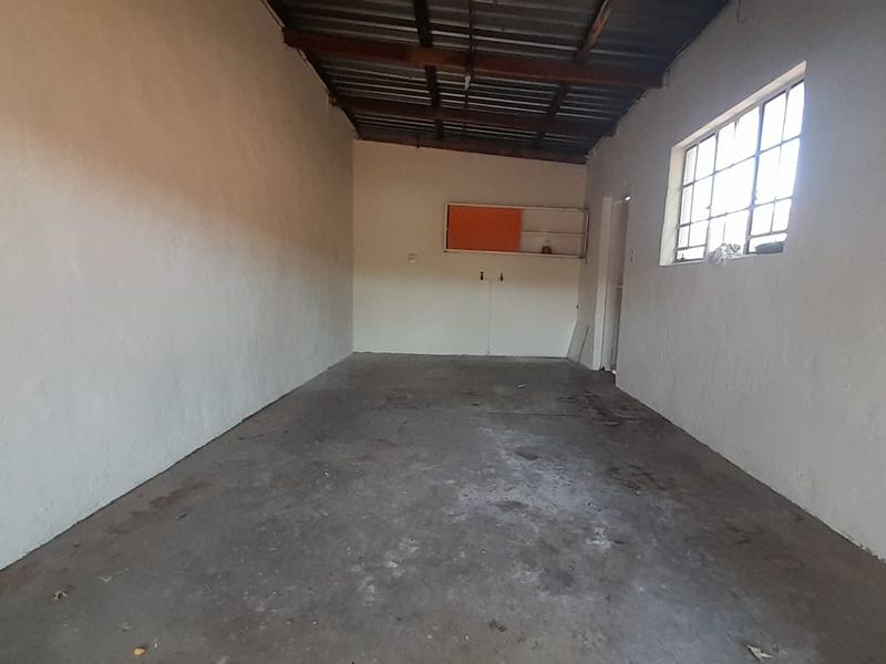 Lovely Glen Marais home in boomed area - Photo 5