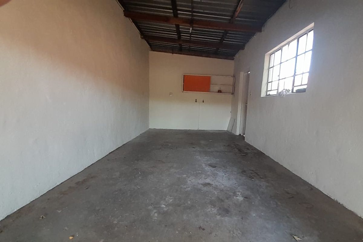 Lovely Glen Marais home in boomed area - Photo 5