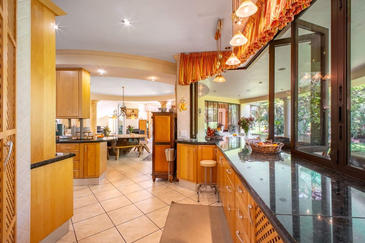 Elegant Home Overlooking the 18th Hole - Photo 5