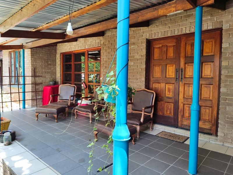 Charming Sunlit Home with Lush Garden in Prime Location - Photo 2