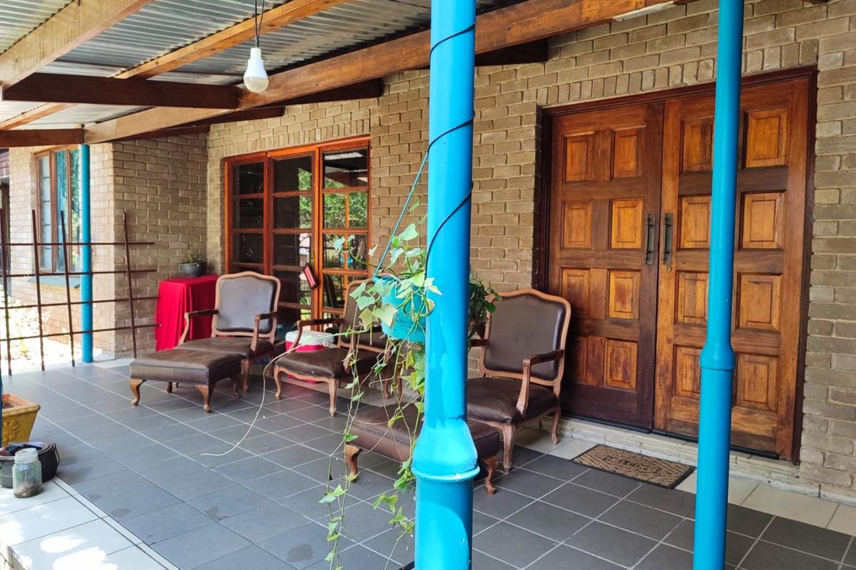 Charming Sunlit Home with Lush Garden in Prime Location - Photo 2