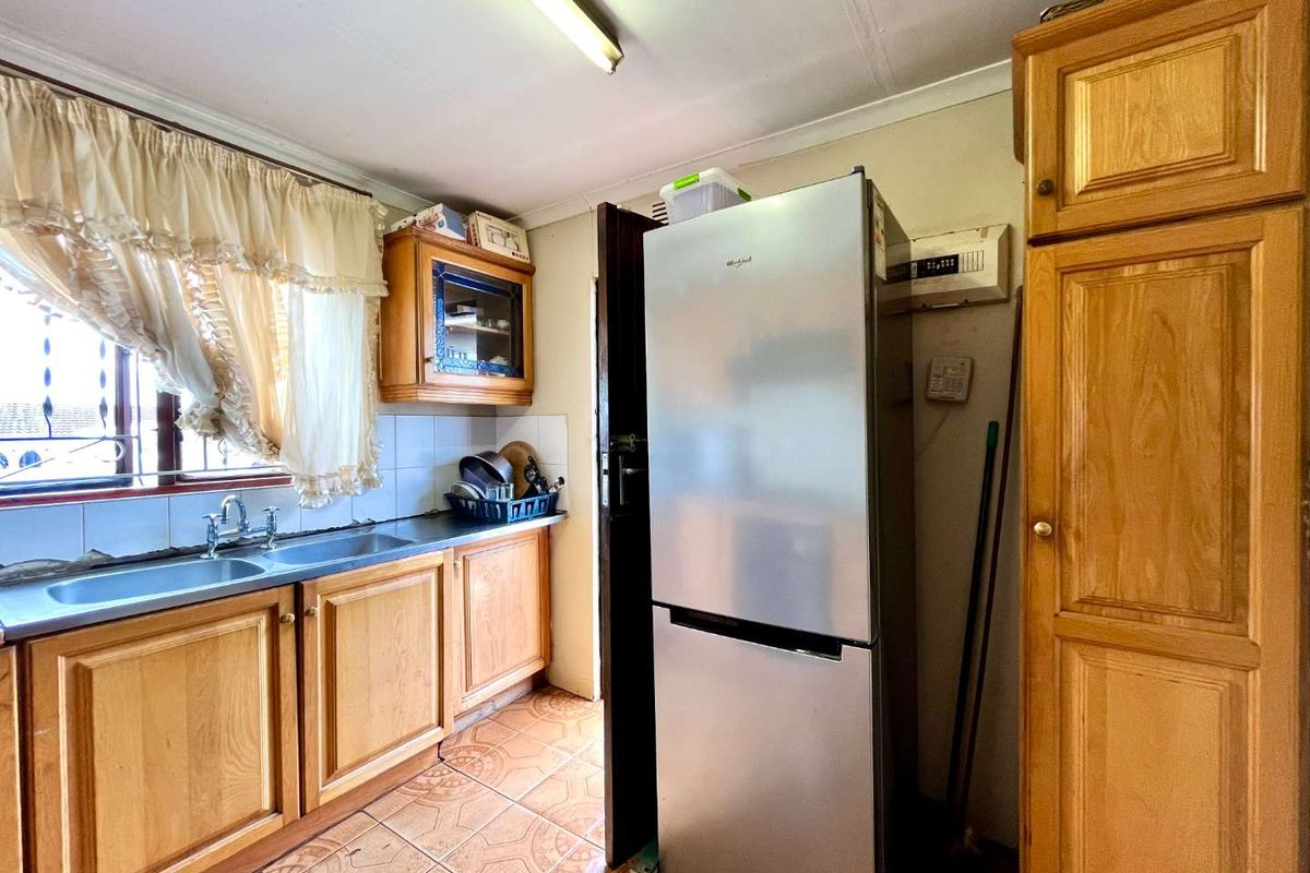 Freestanding 3-Bed Home with Easy Access to Major Routes - Photo 3
