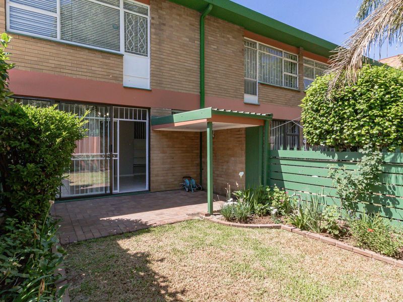 Spacious Duplex: Perfect Blend of Style and Functionality! - Photo 2