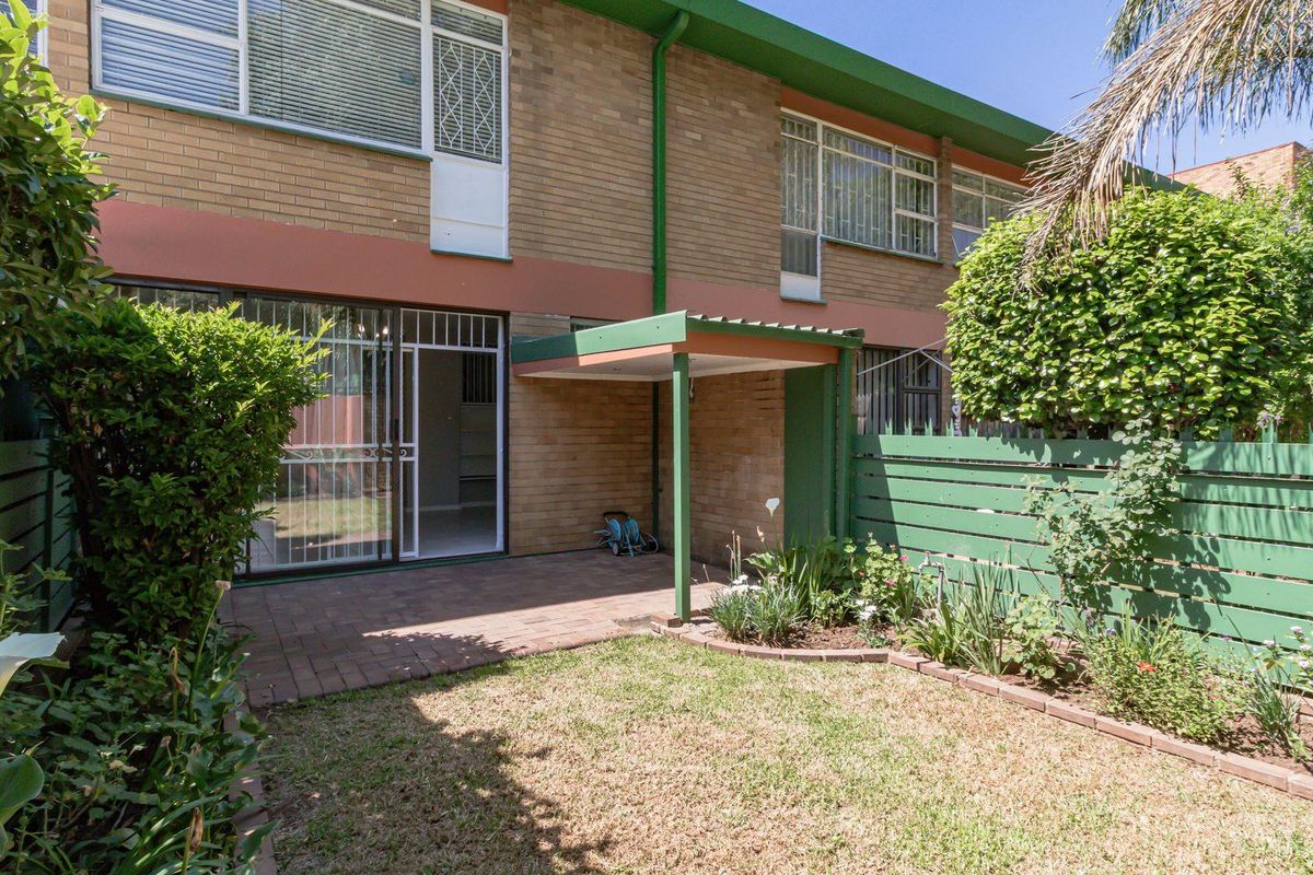 Spacious Duplex: Perfect Blend of Style and Functionality! - Photo 2