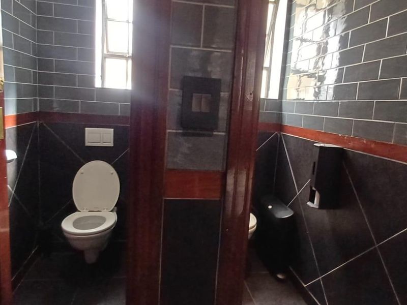 Prime location:  office to let - Photo 5