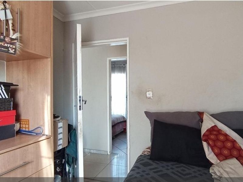 3 Bedroom.House In Clayville - Photo 8