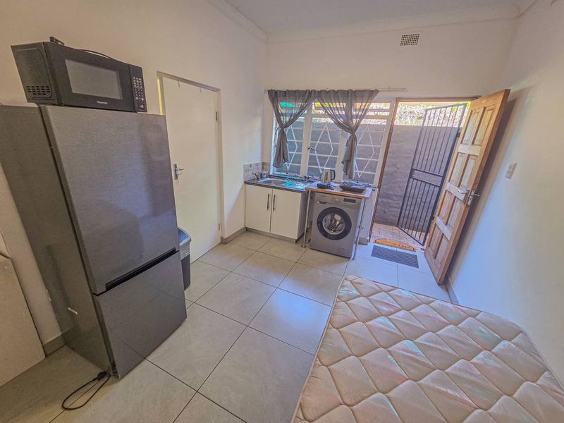 Fully Furnished Bachelor Unit for Rent – Two Blocks from UP Main Campus - Photo 3