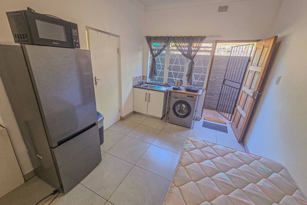 Fully Furnished Bachelor Unit for Rent – Two Blocks from UP Main Campus - Photo 3