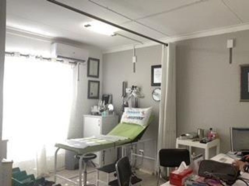 3 Bedroom house with office - Prime Investment Opportunity in Pionierspark! - Photo 9