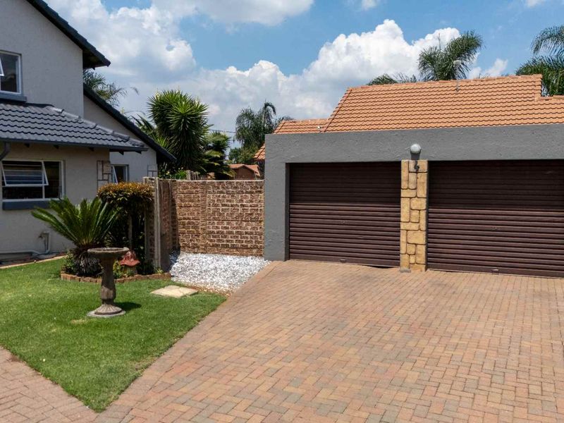 Neat house in a great area available for a steal ! - Photo 8