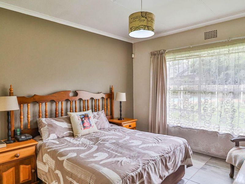 3 Bedroom Home with 2 Cottages - Photo 10