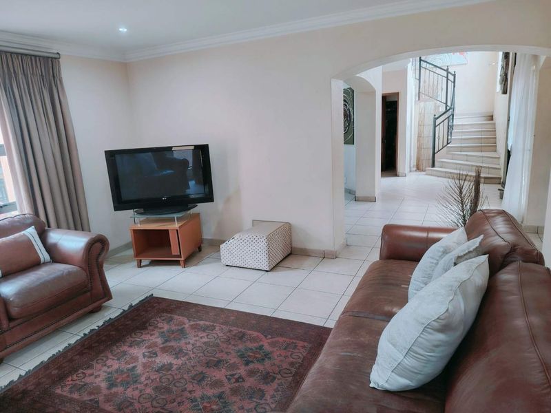 LUXURIOUS 5-BEDROOM HOME – FIT FOR A KING! - Photo 5
