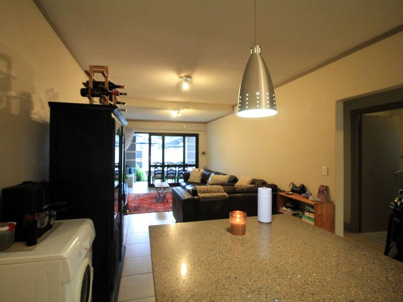 Charming 2 Bedroom Garden Apartment in Secure Estate - Photo 6